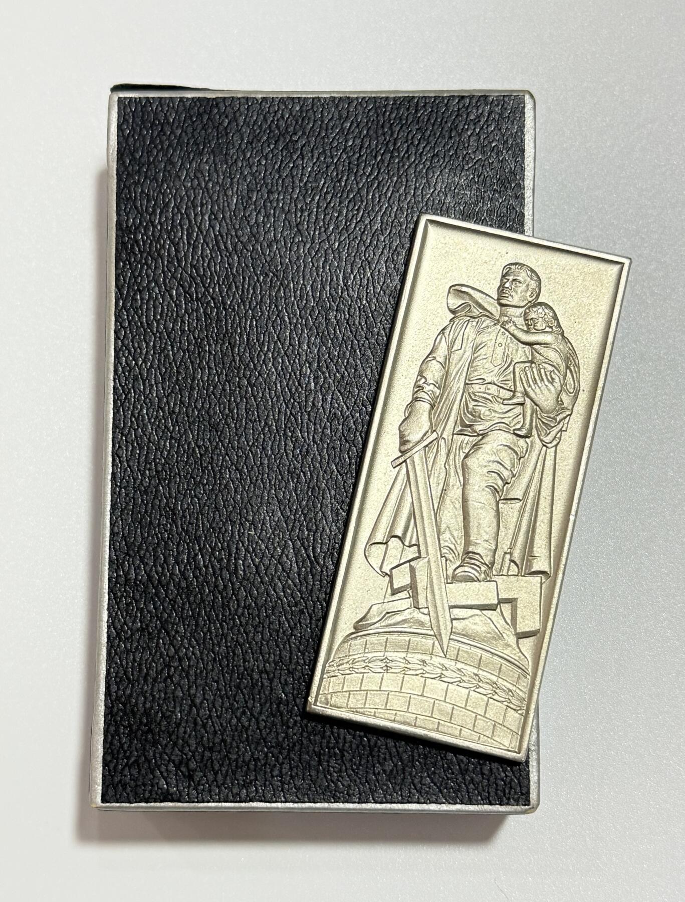 韵星假日精品2025秋季军品类拍卖会-- Rimey Holidays Boutique 2025 Autumn Militaria Sale 民主德国柏林蒂尔加滕公园苏军纪念碑带盒