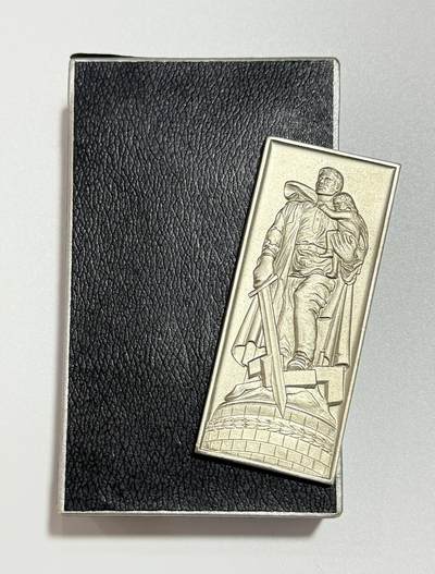 韵星假日精品2025秋季军品类拍卖会-- Rimey Holidays Boutique 2025 Autumn Militaria Sale - 民主德国柏林蒂尔加滕公园苏军纪念碑带盒