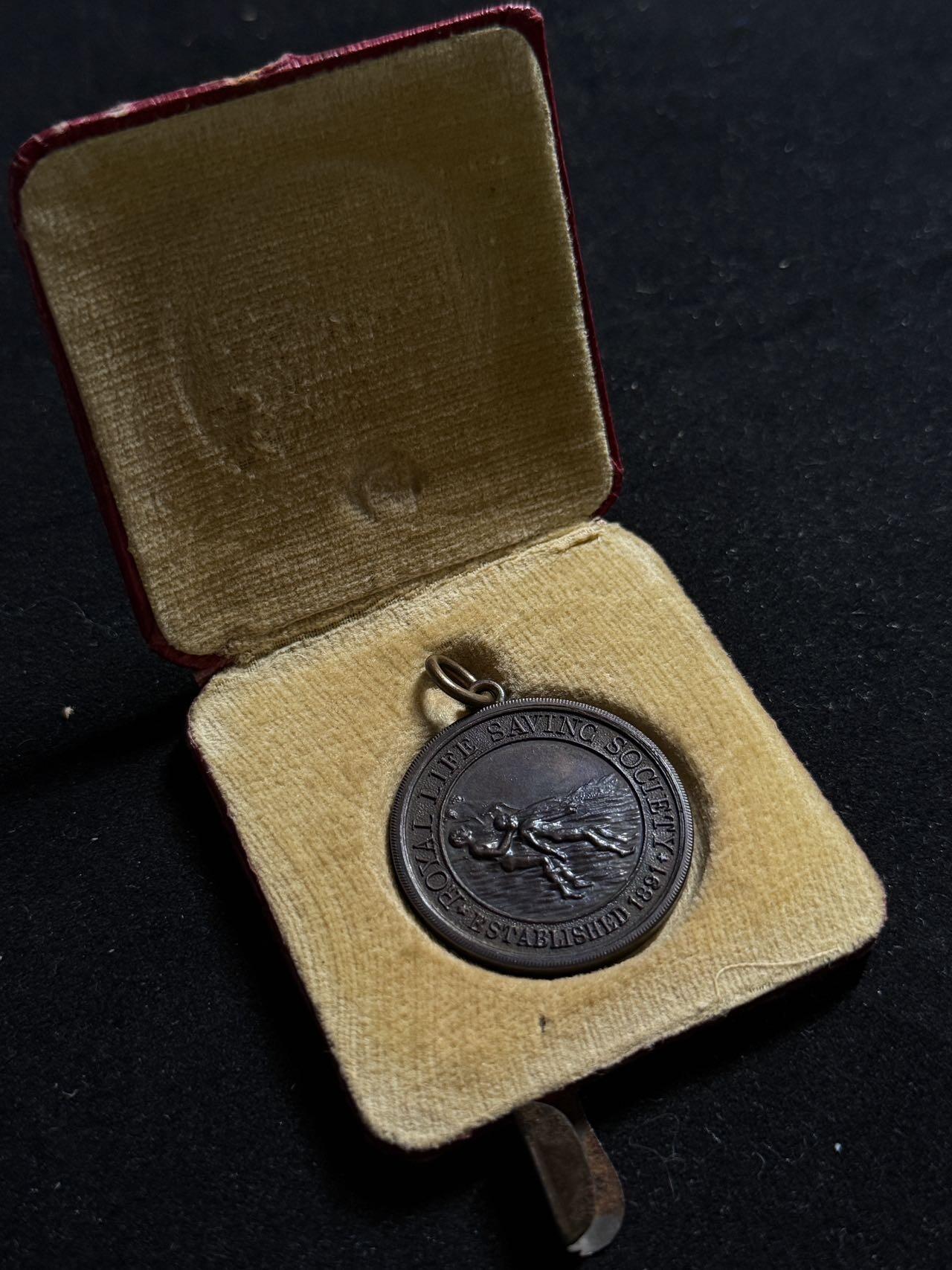 戎马世界章牌大赏第107期 英国拯救溺水者奖章，带盒，1927年授予Lonsdale