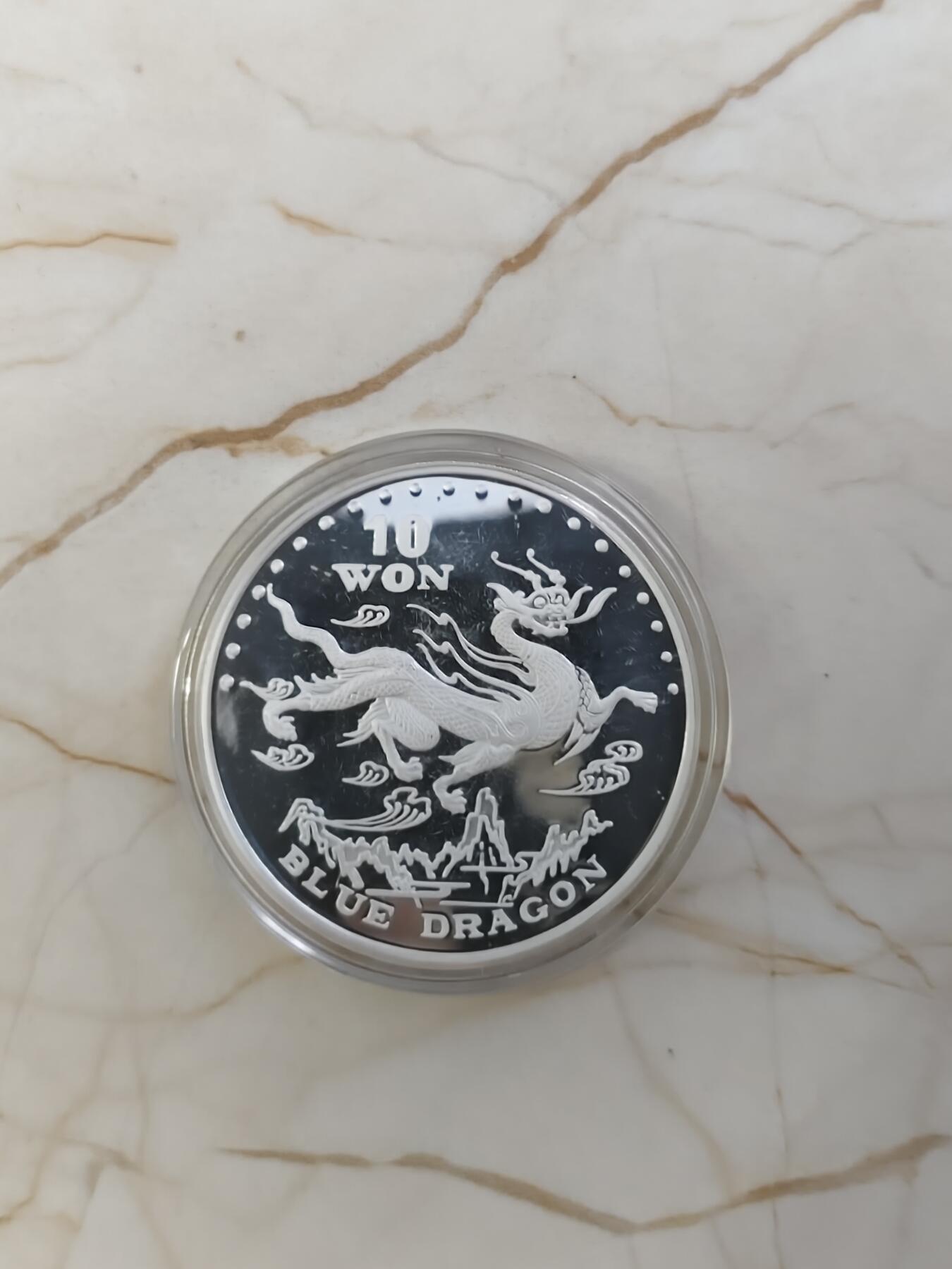 第179期拍卖【长期征集拍品】 朝鲜1999年千禧年蓝龙1盎司精制纪念银币，999银，有氧化