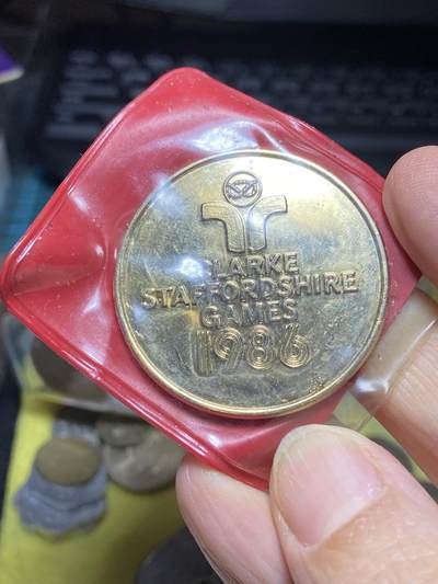 2025年第一百一十七场(总第一百四十三场）外国好品散币(免佣金) 英国🇬🇧1986年纪念章，直径38.3毫米，厚2.5毫米，重23.97克(1986年克拉克斯塔福德郡运动会纪念章)