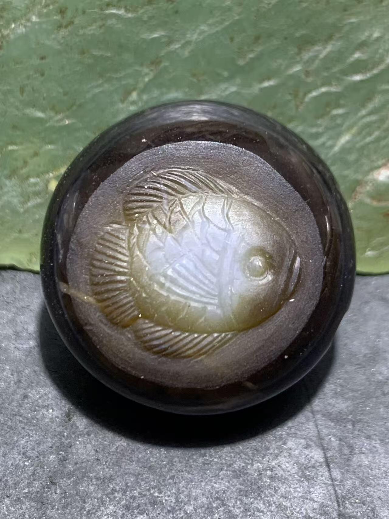 精品药师玛瑙手工雕刻富贵有余板珠（背云）一颗。