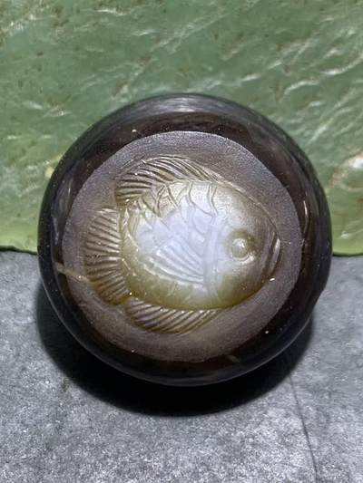 精品药师玛瑙手工雕刻富贵有余板珠（背云）一颗。 - 精品药师玛瑙手工雕刻富贵有余板珠（背云）一颗。