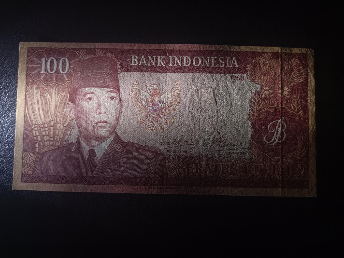 2025十月第四期，加拍第二场，总198期 印度尼西亚1960版100卢比UNC-无47，苏加诺总统和民族服饰，少见背面彩绘版本