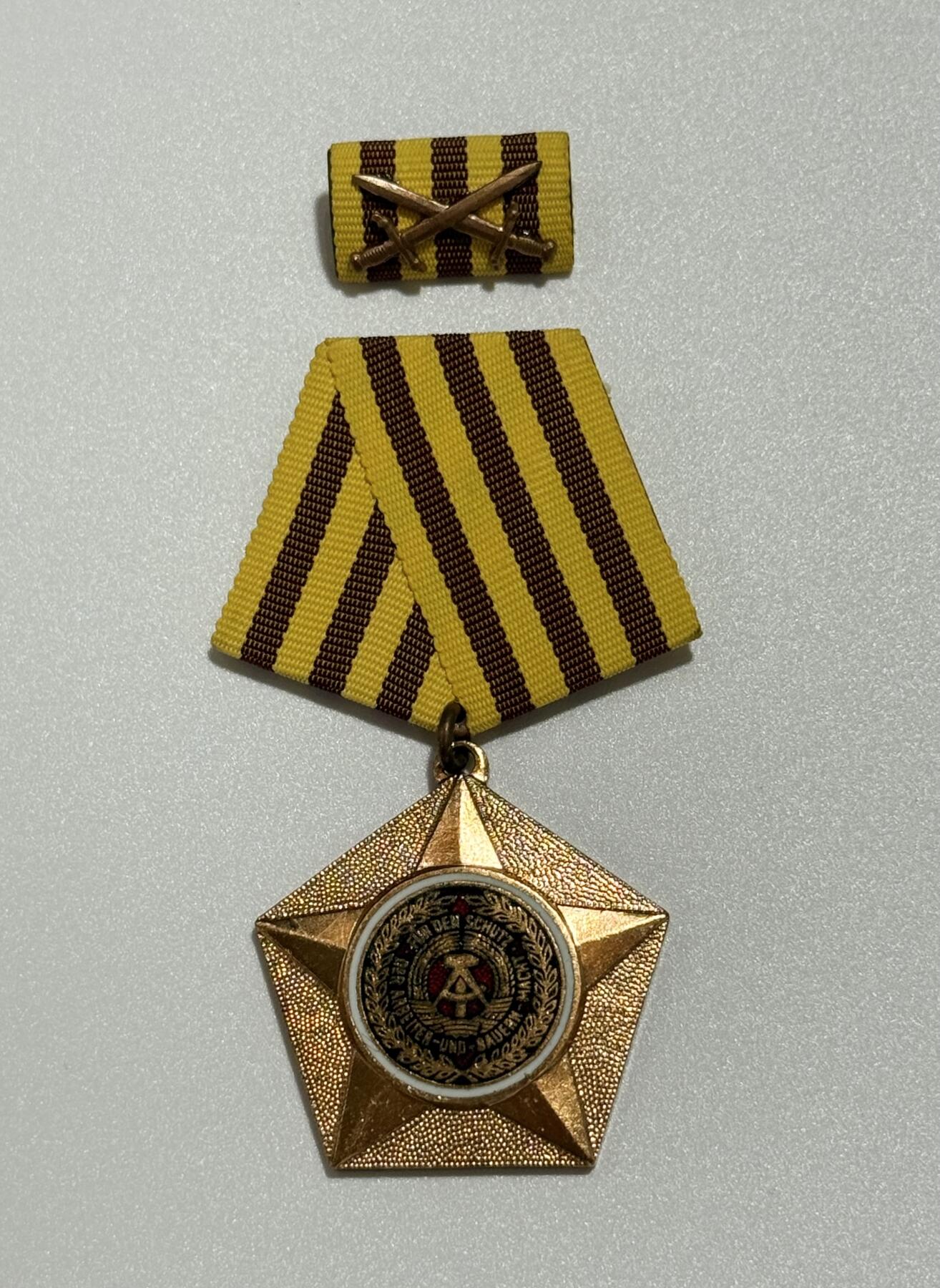 韵星假日精品2025秋季军品类拍卖会-- Rimey Holidays Boutique 2025 Autumn Militaria Sale 民主德国铜级为人民和祖国服务战功勋章