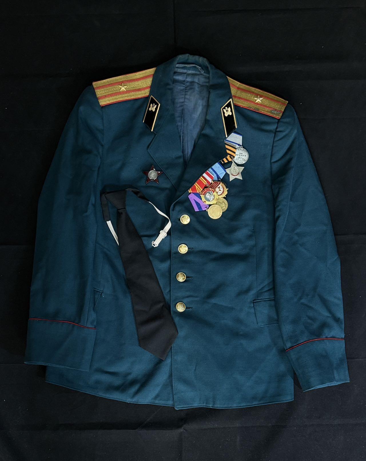 戎马世界章牌大赏第107期 苏联礼服，带复刻章与原品战德，衣服里外均有老化破损