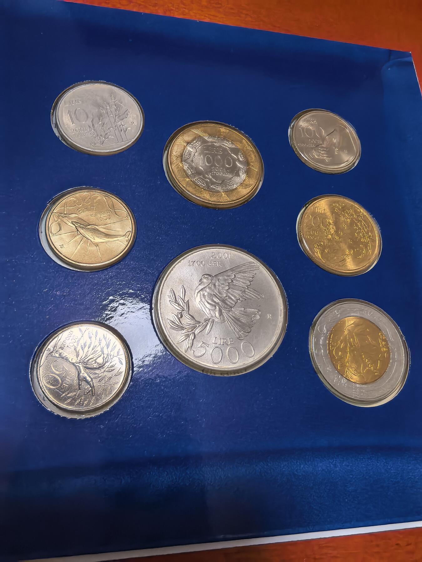 长老汇蛇年精选第六十七场拍卖 2001圣马力诺里拉关门套币8枚卡装，含和平鸽5000里拉银币1枚，18克835银，仅有2000套
