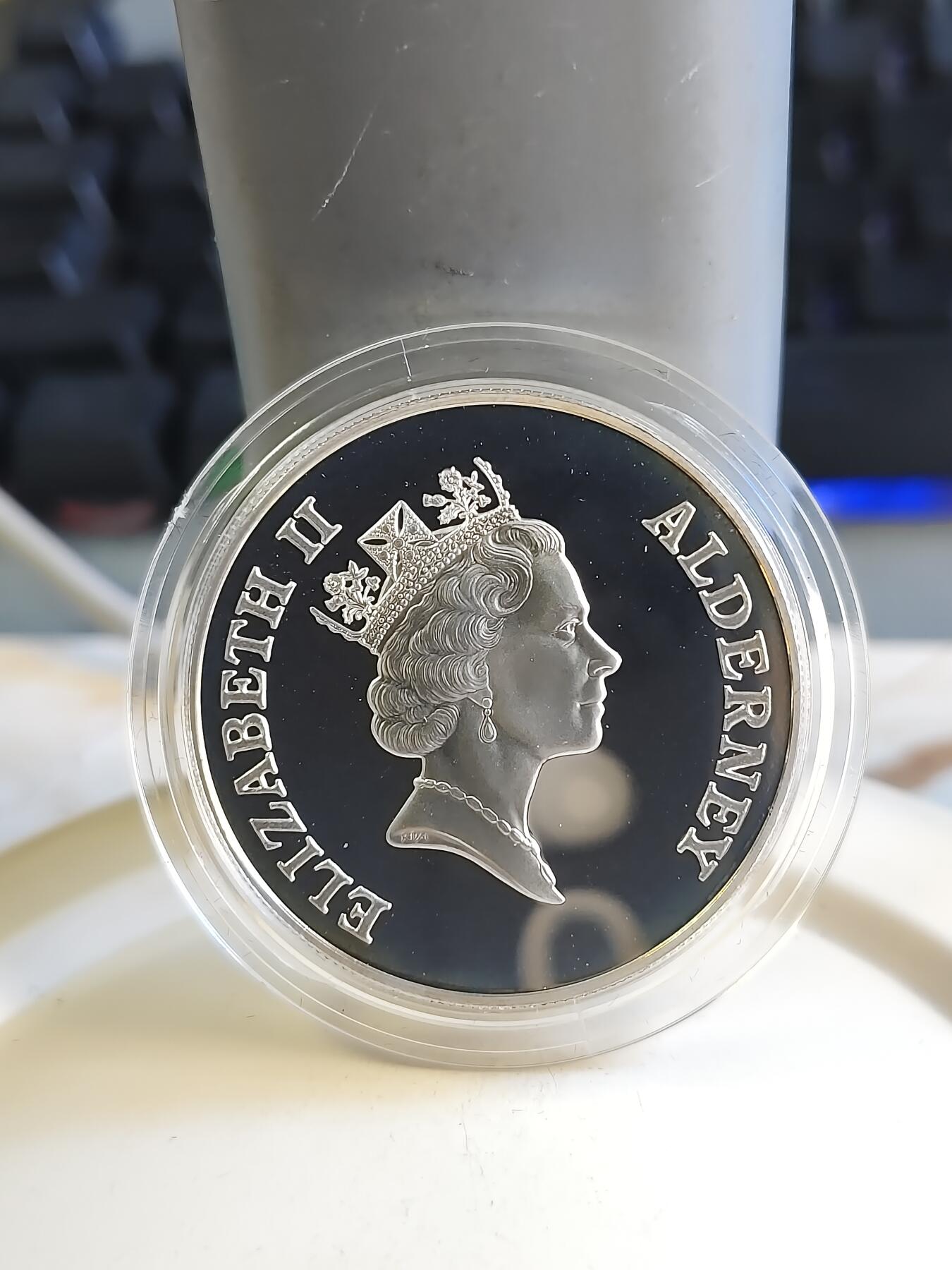 第179期拍卖【长期征集拍品】 奥尔德尼1999年信天翁与太阳日出升起精制纪念银币,925银，28.28克，有氧化，