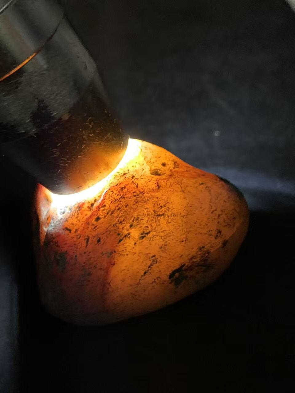 精美红白皮开窗料南红玛瑙原石一颗，