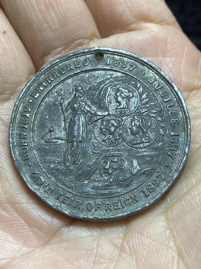 2025年第一百一十七场(总第一百四十三场）外国好品散币(免佣金) 英国🇬🇧1897年纪念章，直径38.5毫米，厚2.1毫米，重14.75克(维多利亚女王登基60周年钻石禧纪念章)