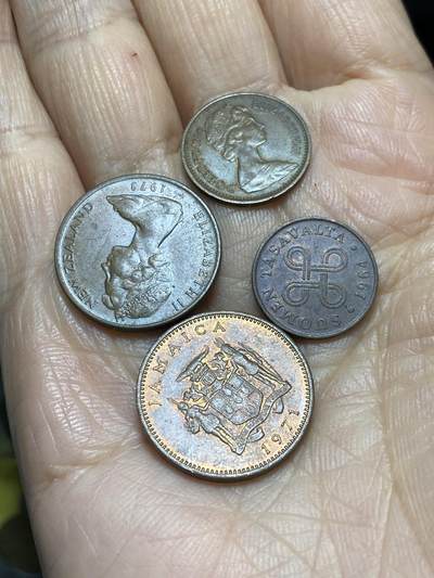 2025年第一百一十七场(总第一百四十三场）外国好品散币(免佣金) 散币4枚：新西兰🇳🇿1973年2分，芬兰🇫🇮1964年1盆尼，英国🇬🇧1980年1/2新便士，牙买加🇯🇲1971年1分