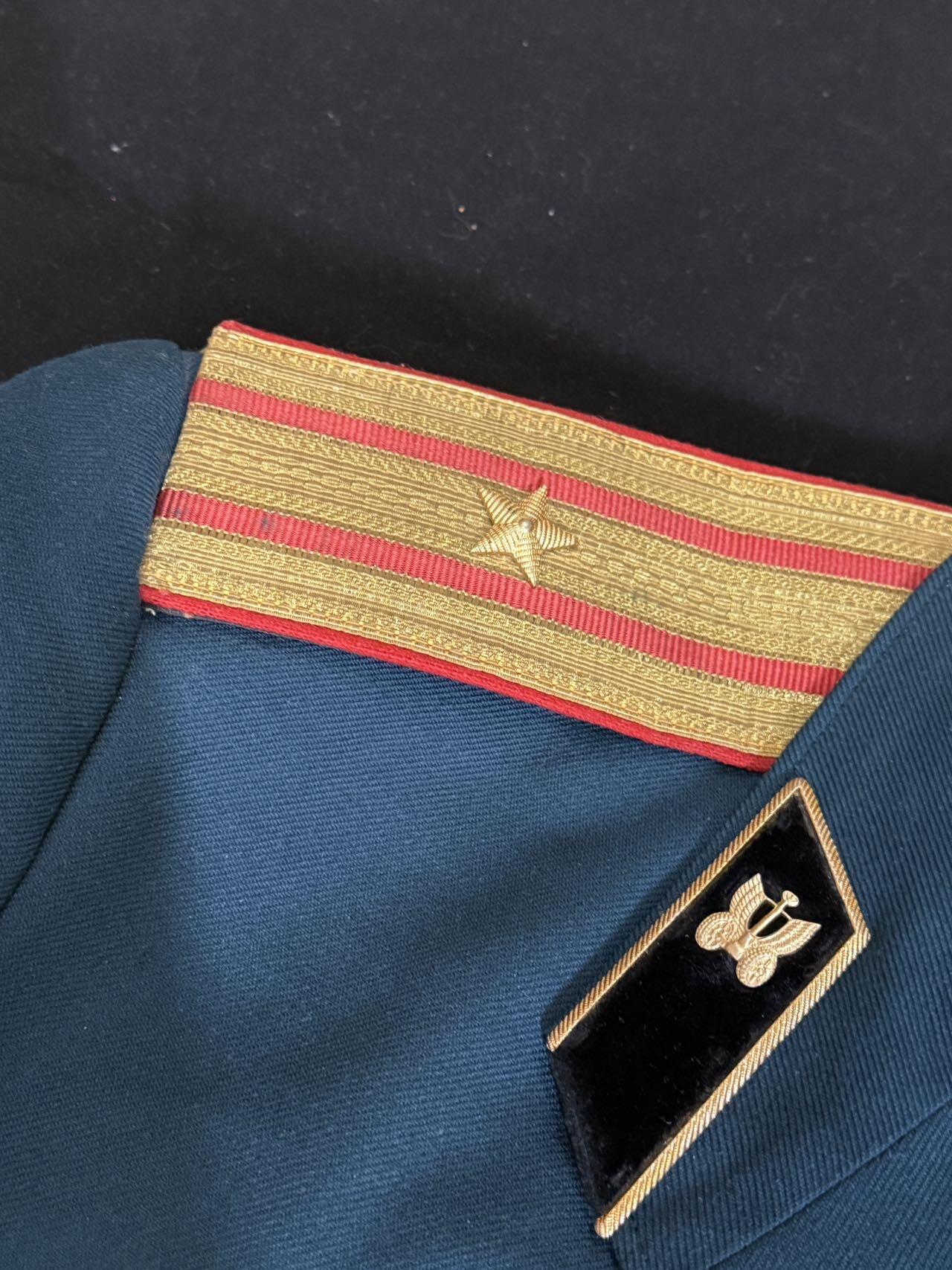 戎马世界章牌大赏第107期 苏联礼服，带复刻章与原品战德，衣服里外均有老化破损