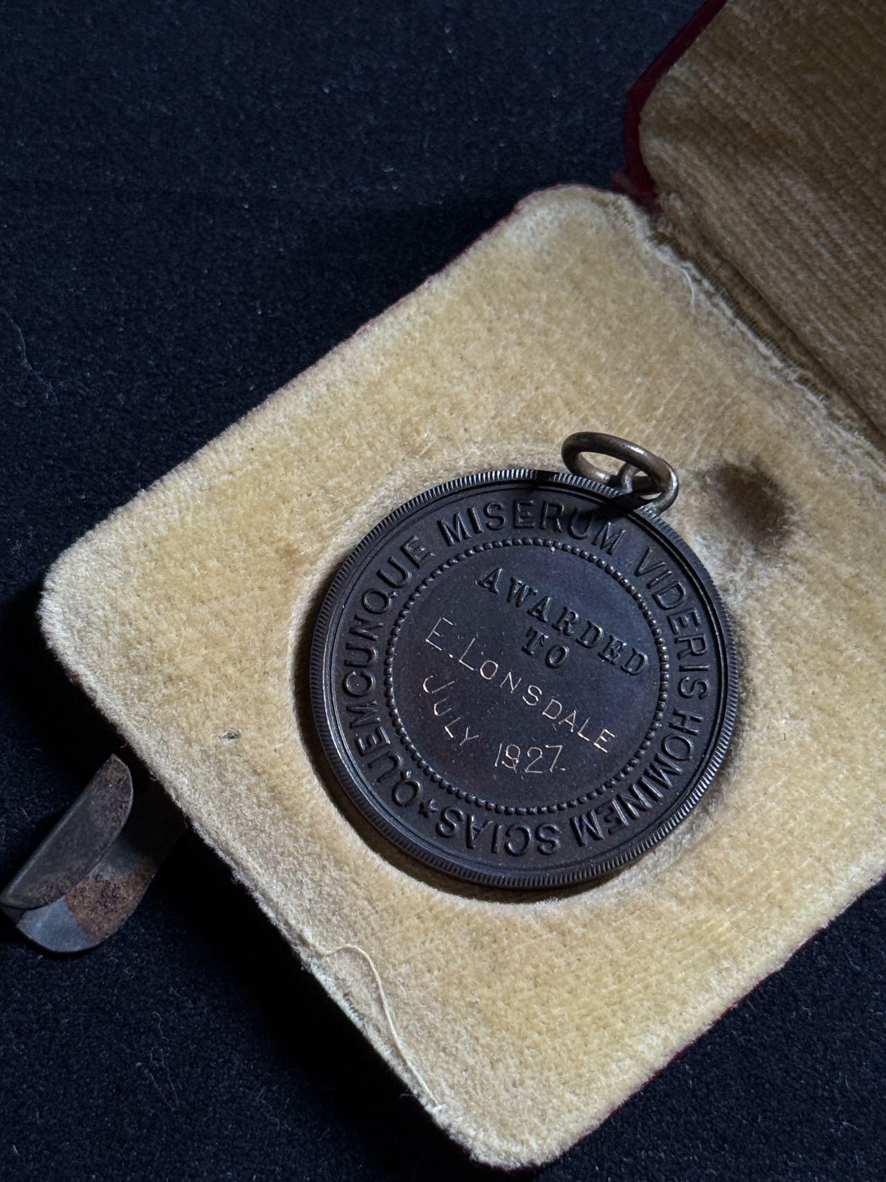 戎马世界章牌大赏第107期 英国拯救溺水者奖章，带盒，1927年授予Lonsdale