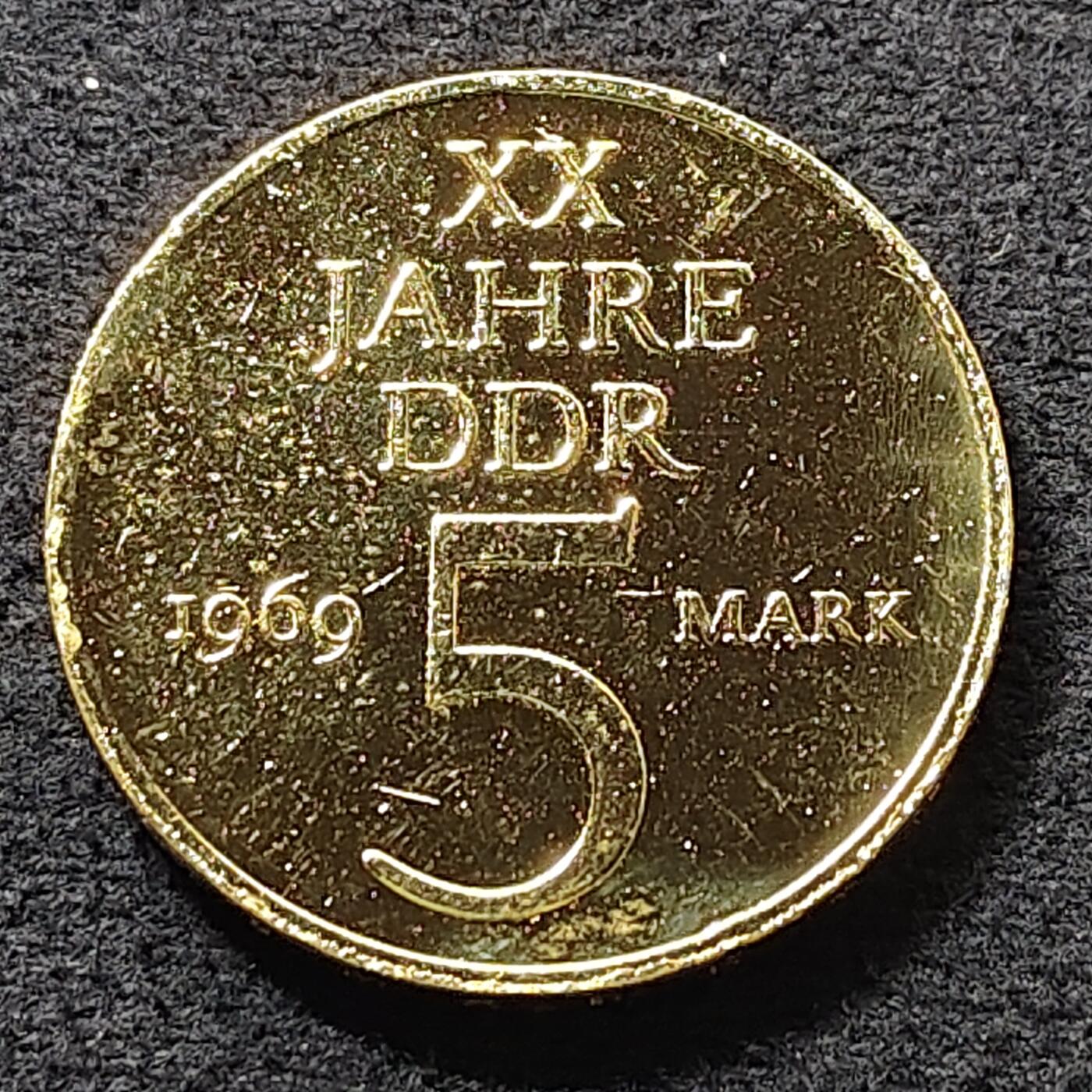 【全场包邮】纯粹捡漏拍472场（免费代拍第9场） 【少见】德国民主德国1969年5马克定制版建国20周年彩色纪念币-量5000带证书