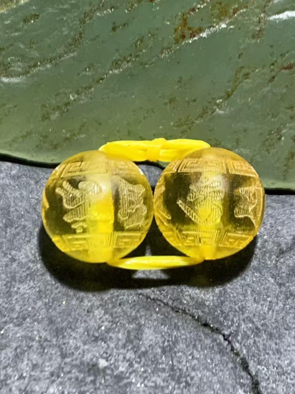 天然乌克兰原矿蜜蜡雕刻六字箴言腰珠两颗