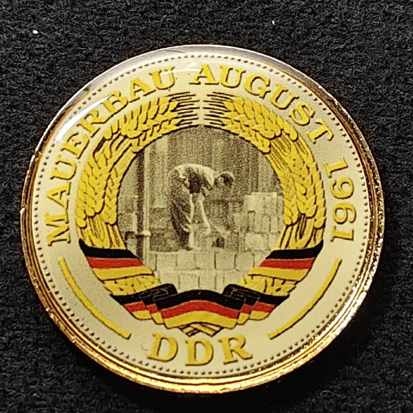 【全场包邮】纯粹捡漏拍472场（免费代拍第9场） 【少见】德国民主德国1969年5马克定制版建国20周年彩色纪念币-量5000带证书