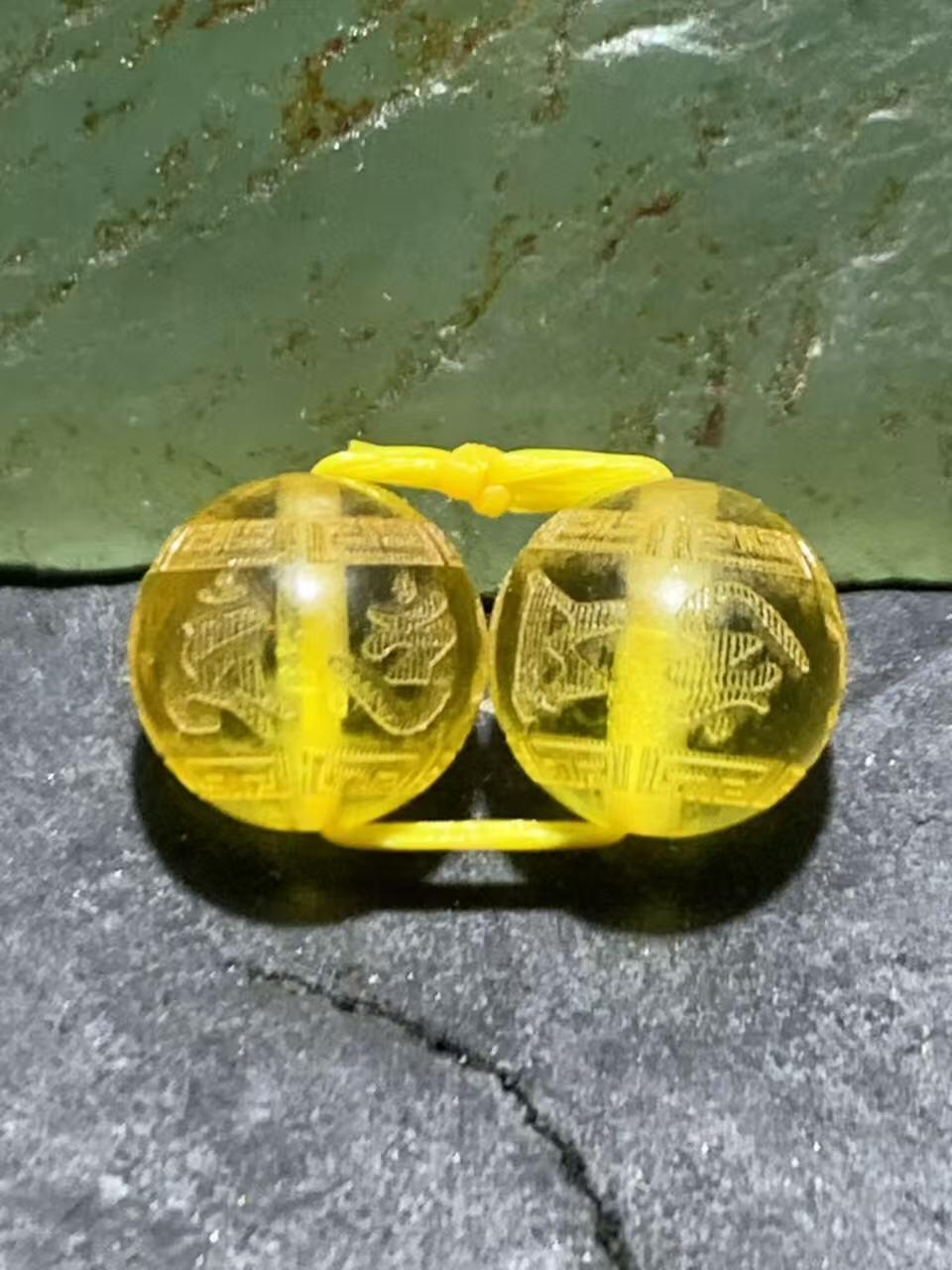 天然乌克兰原矿蜜蜡雕刻六字箴言腰珠两颗