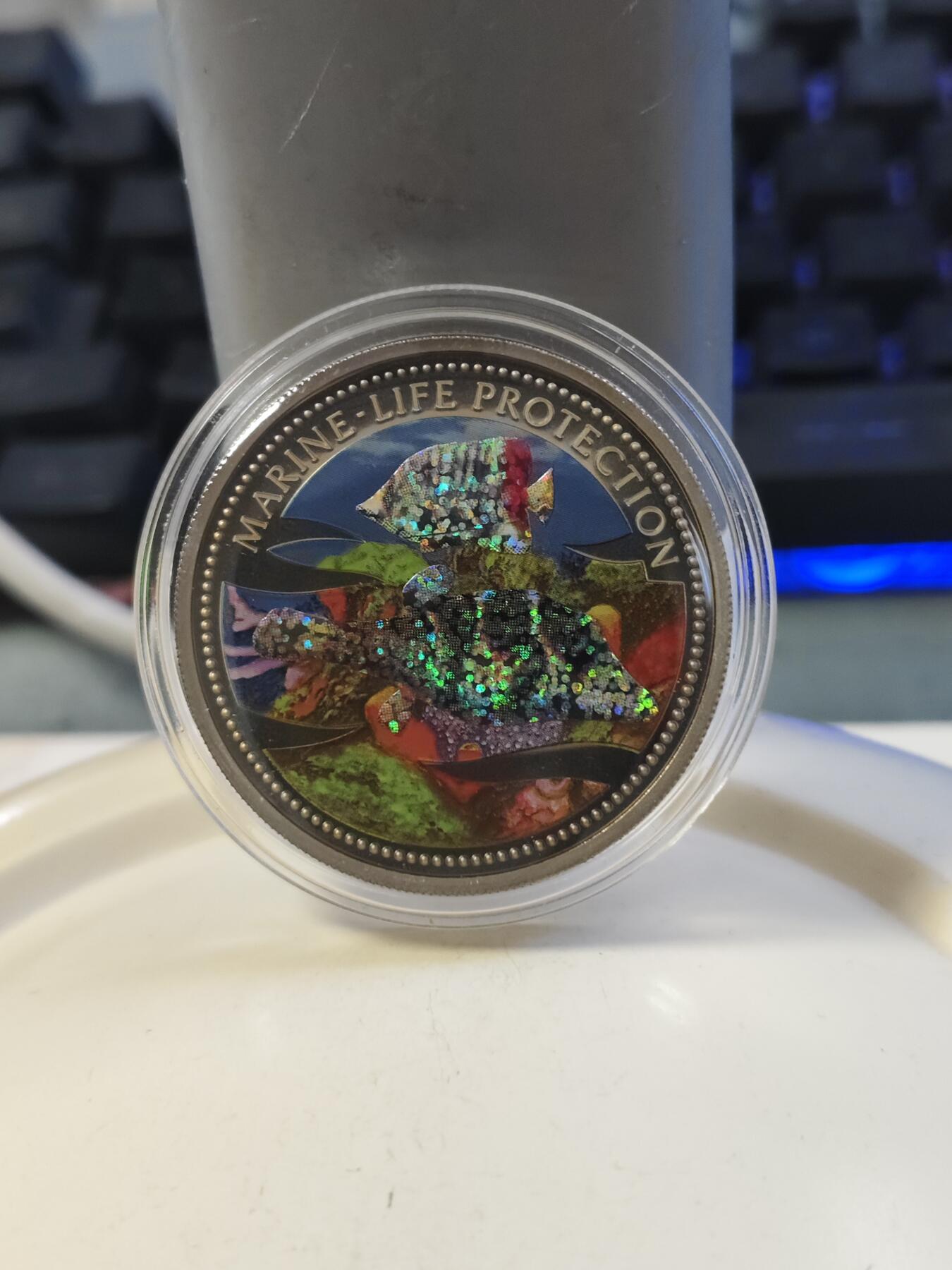 第179期拍卖【长期征集拍品】 【海寧潮】帕劳2002年保护海洋系列美人鱼幻彩纪念币，塑料盒有破