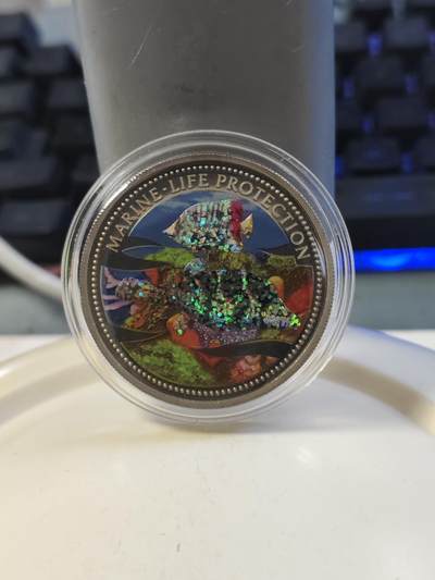 第179期拍卖【长期征集拍品】 - 【海寧潮】帕劳2002年保护海洋系列美人鱼幻彩纪念币，塑料盒有破