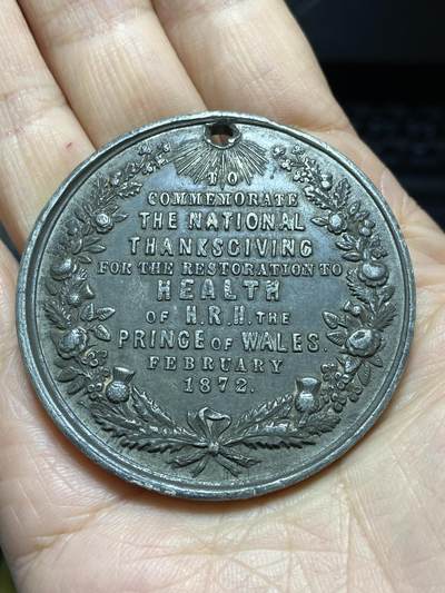 2025年第一百一十七场(总第一百四十三场）外国好品散币(免佣金) 英国🇬🇧1872年纪念币，直径53.6毫米，厚3.6毫米，重41.26克(1871年威尔士亲王爱德华罹患伤寒，其康复引发英国全国性的感恩活动。这枚纪念章是为纪念1872年2月他恢复健康而铸造。)