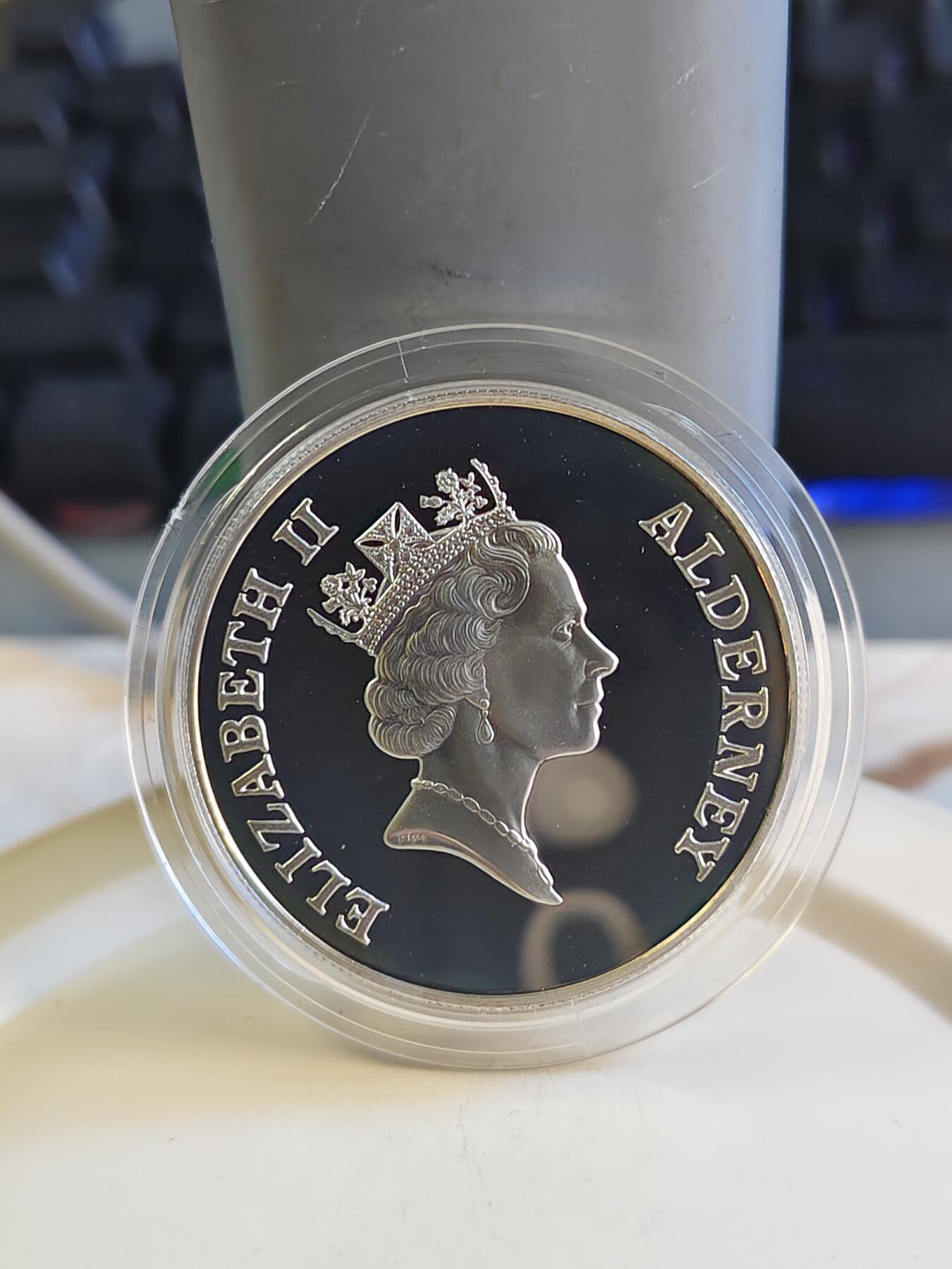 第179期拍卖【长期征集拍品】 奥尔德尼1999年信天翁与太阳日出升起精制纪念银币,925银，28.28克，有氧化，