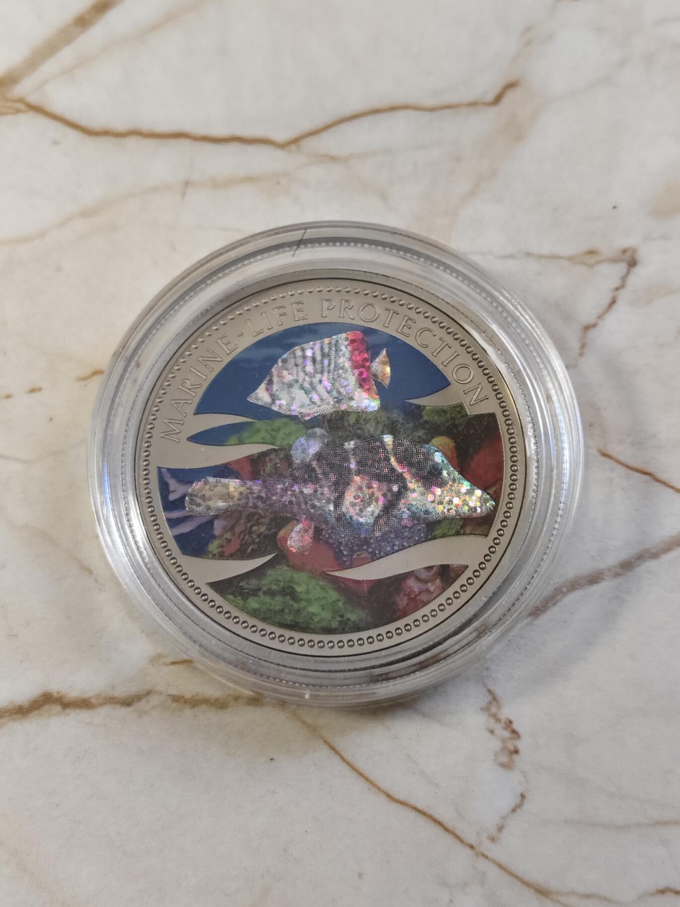 第179期拍卖【长期征集拍品】 【海寧潮】帕劳2002年保护海洋系列美人鱼幻彩纪念币，塑料盒有破