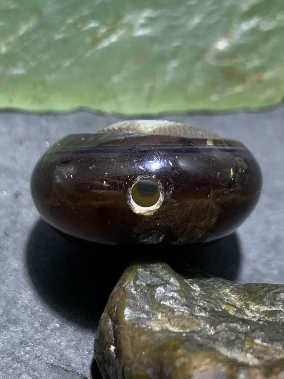 精品药师玛瑙手工雕刻富贵有余板珠（背云）一颗。