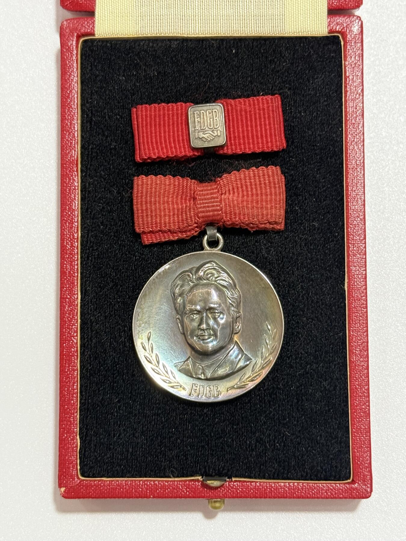 韵星假日精品2025秋季军品类拍卖会-- Rimey Holidays Boutique 2025 Autumn Militaria Sale 民主德国 约翰·贝歇尔社会主义杰出劳动模范勋章带盒略