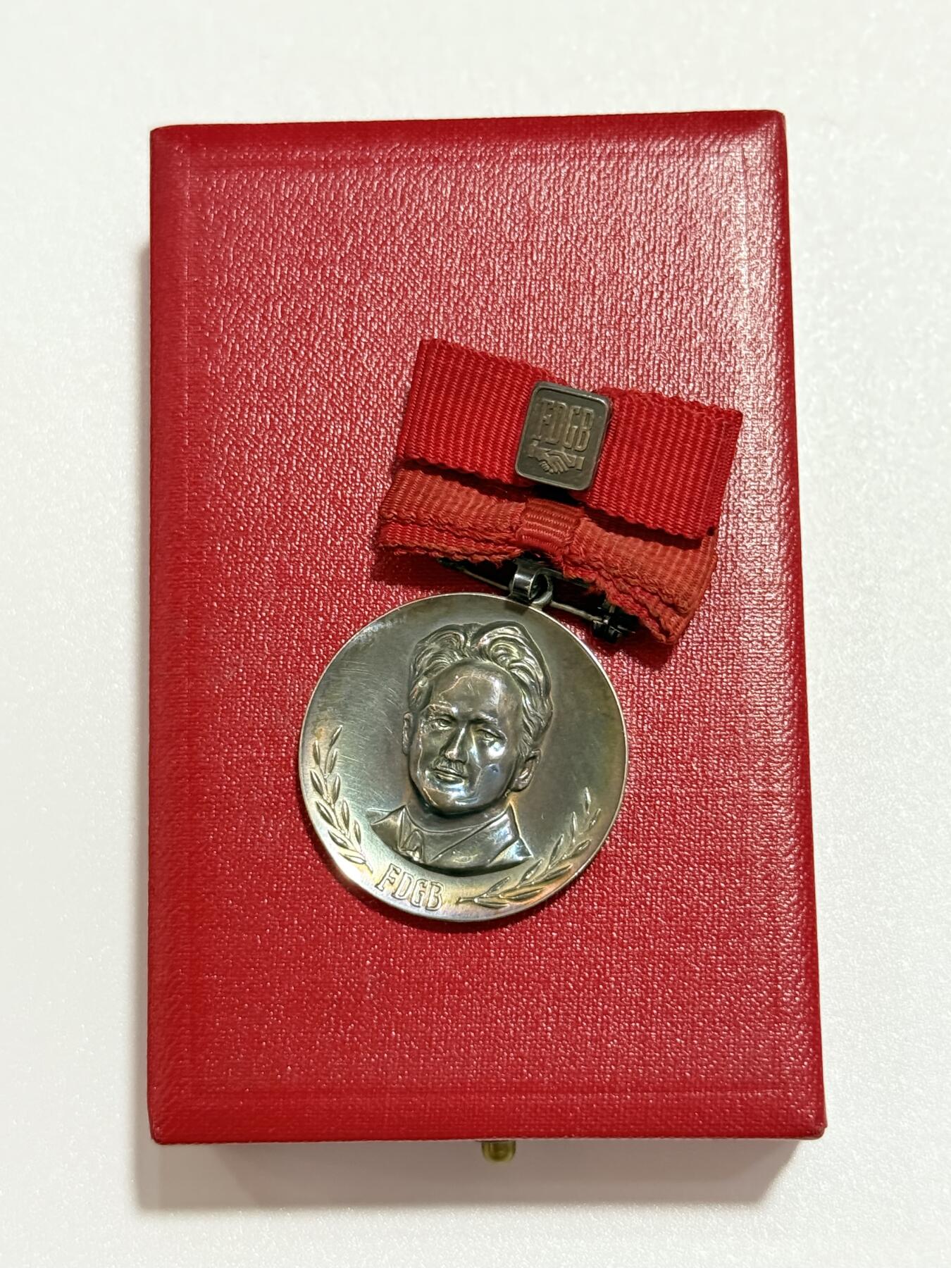 韵星假日精品2025秋季军品类拍卖会-- Rimey Holidays Boutique 2025 Autumn Militaria Sale 民主德国 约翰·贝歇尔社会主义杰出劳动模范勋章带盒略