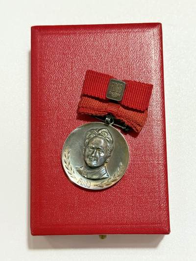 韵星假日精品2025秋季军品类拍卖会-- Rimey Holidays Boutique 2025 Autumn Militaria Sale - 民主德国 约翰·贝歇尔社会主义杰出劳动模范勋章带盒略