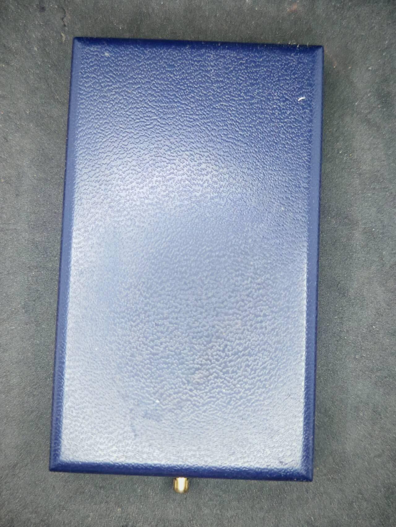 凯旋世界勋赏（第19期）（欢迎送拍）（对拍品有疑问请询问客服，不接受到手刀，出价默认拍品品相。请认真阅读拍卖规则！出价默认已认可！）（收到货请录制开箱视频，无视频概不处理问题。） 嵌宝版法国棕榈叶勋章（红宝石和钻石版本）带盒