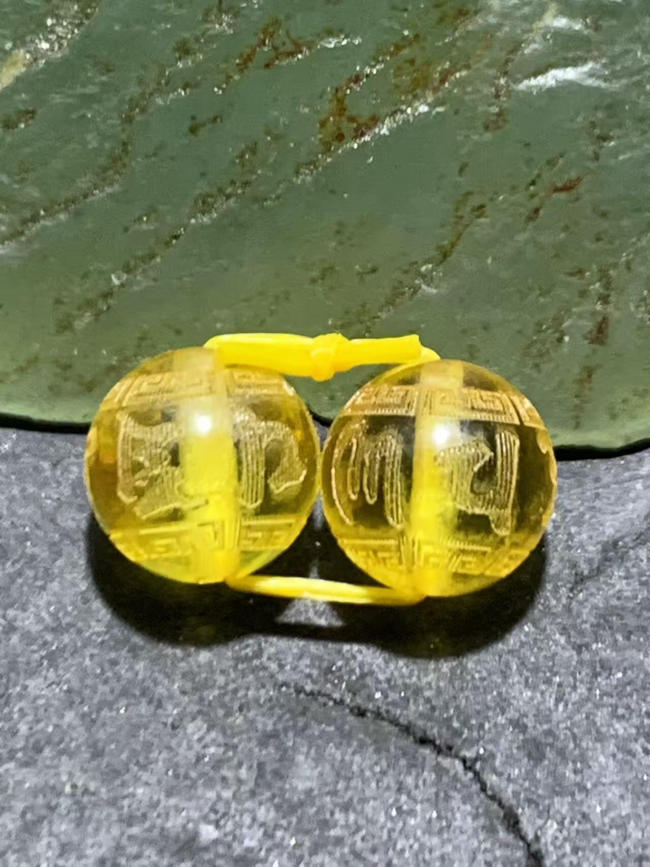 天然乌克兰原矿蜜蜡雕刻六字箴言腰珠两颗