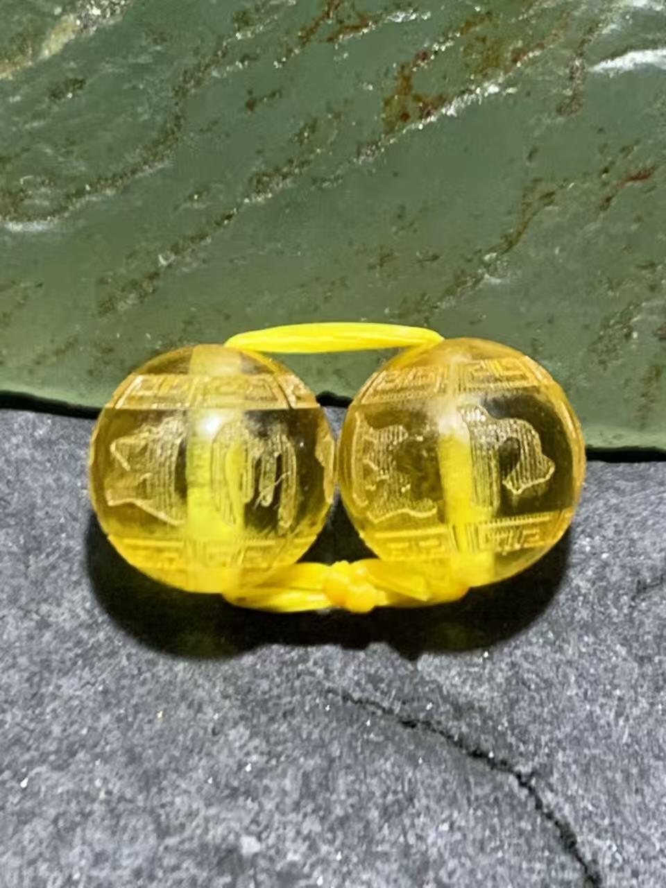 天然乌克兰原矿蜜蜡雕刻六字箴言腰珠两颗