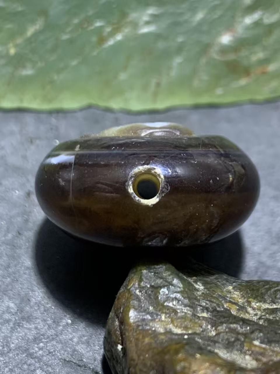 精品药师玛瑙手工雕刻富贵有余板珠（背云）一颗。