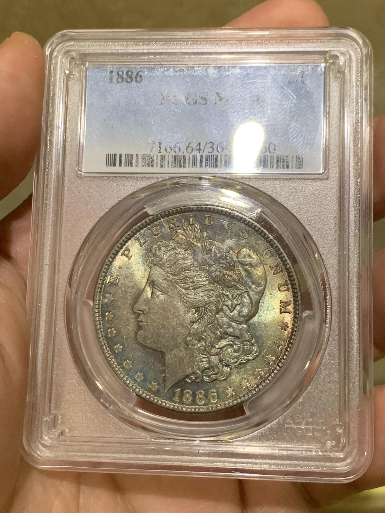 《竞宝斋》第432场 周日，周一 2场连拍 （全场包邮） PCGS MS64 美国1886年摩根银币P版，原汁原味双面五彩老包浆，包浆醇厚润泽又犀利，打制深峻，味道币味道足，状态一流。