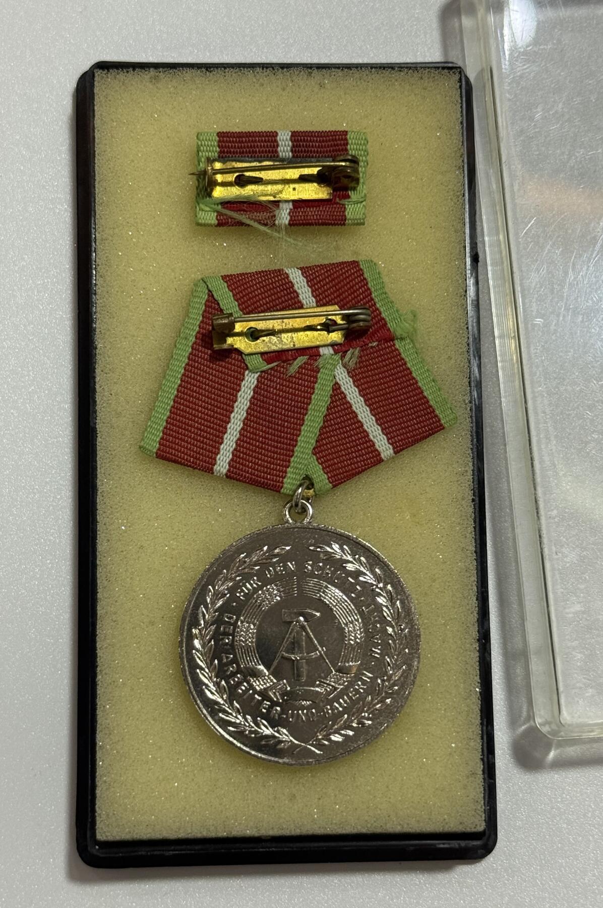 韵星假日精品2025秋季军品类拍卖会-- Rimey Holidays Boutique 2025 Autumn Militaria Sale 民主德国边防人民军银级功绩奖章带盒略