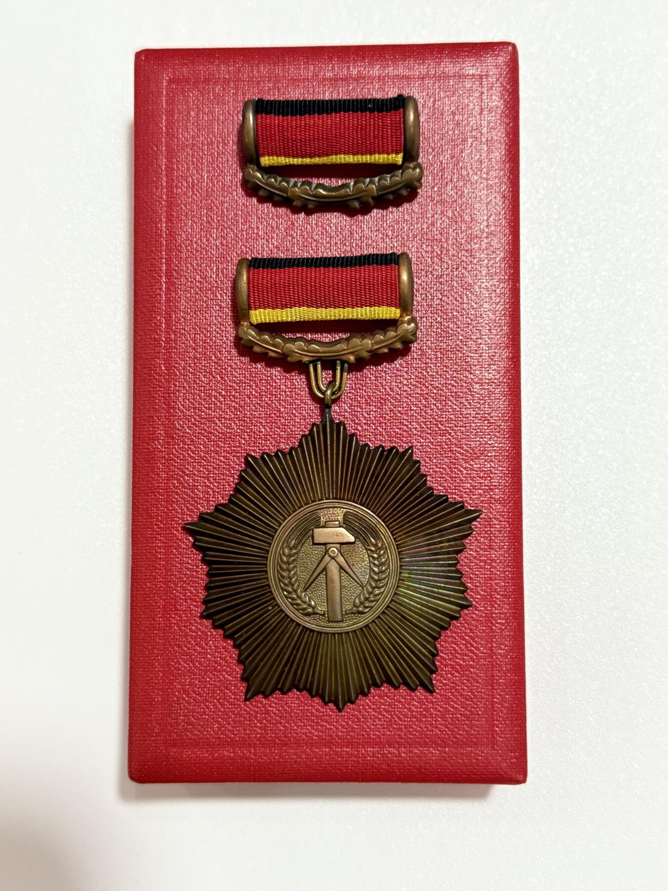 韵星假日精品2025秋季军品类拍卖会-- Rimey Holidays Boutique 2025 Autumn Militaria Sale 民主德国铜级祖国功勋勋章带原盒略