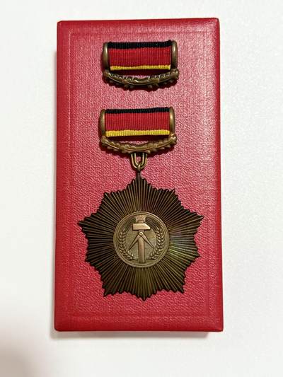 韵星假日精品2025秋季军品类拍卖会-- Rimey Holidays Boutique 2025 Autumn Militaria Sale - 民主德国铜级祖国功勋勋章带原盒略