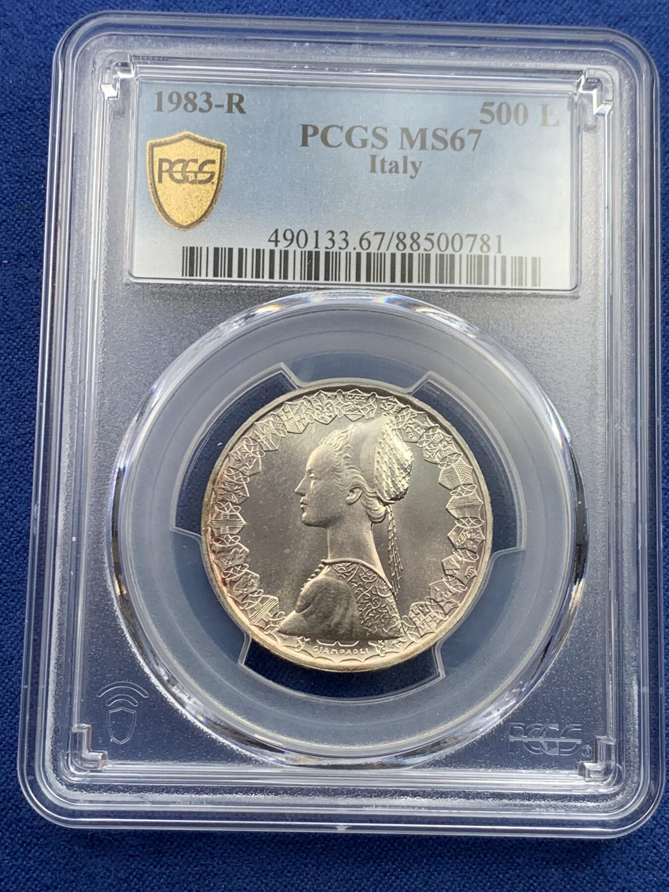 《竞宝斋》第432场 周日，周一 2场连拍 （全场包邮） PCGS MS67 亚军分 意大利1983年帆船少女500里拉银币，经典品种，特年，普制版中书价最高的年份之一，铸量不到77000枚，60分书价已高达105美元。淡彩包浆，银光不错，更高仅3枚68