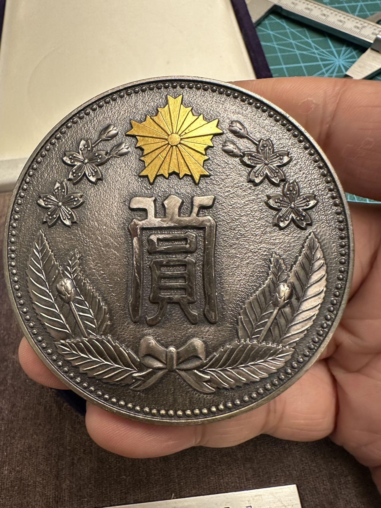 蒂克钱币-第46场 日本章牌专场 长野县警察本部 奖牌  银灰色少见 绒布盒70mm 173g