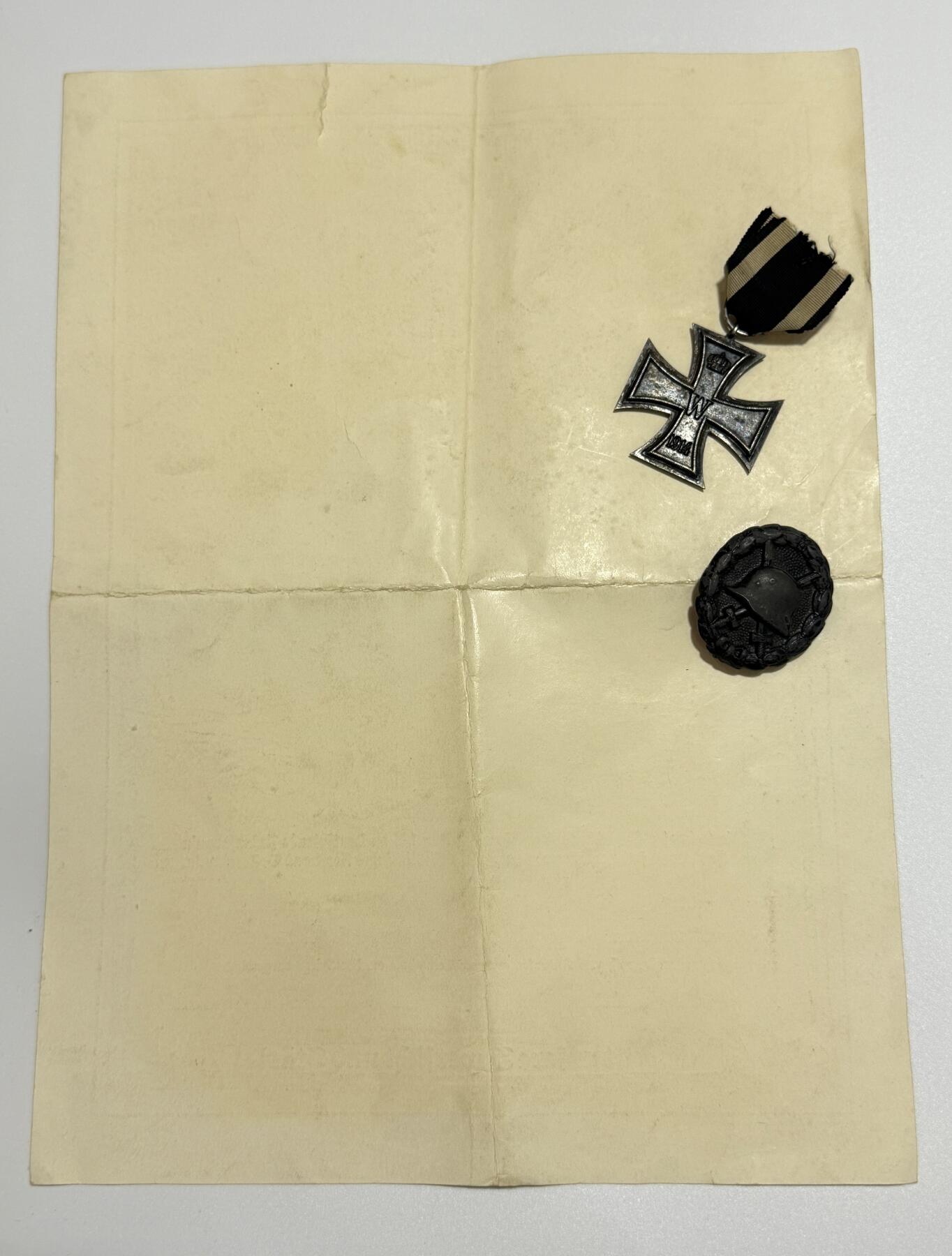 韵星假日精品2025秋季军品类拍卖会-- Rimey Holidays Boutique 2025 Autumn Militaria Sale 一战老兵归乡致敬函 获得者获得二级铁十字勋章和黑色战伤奖章 致敬函和两枚章一组