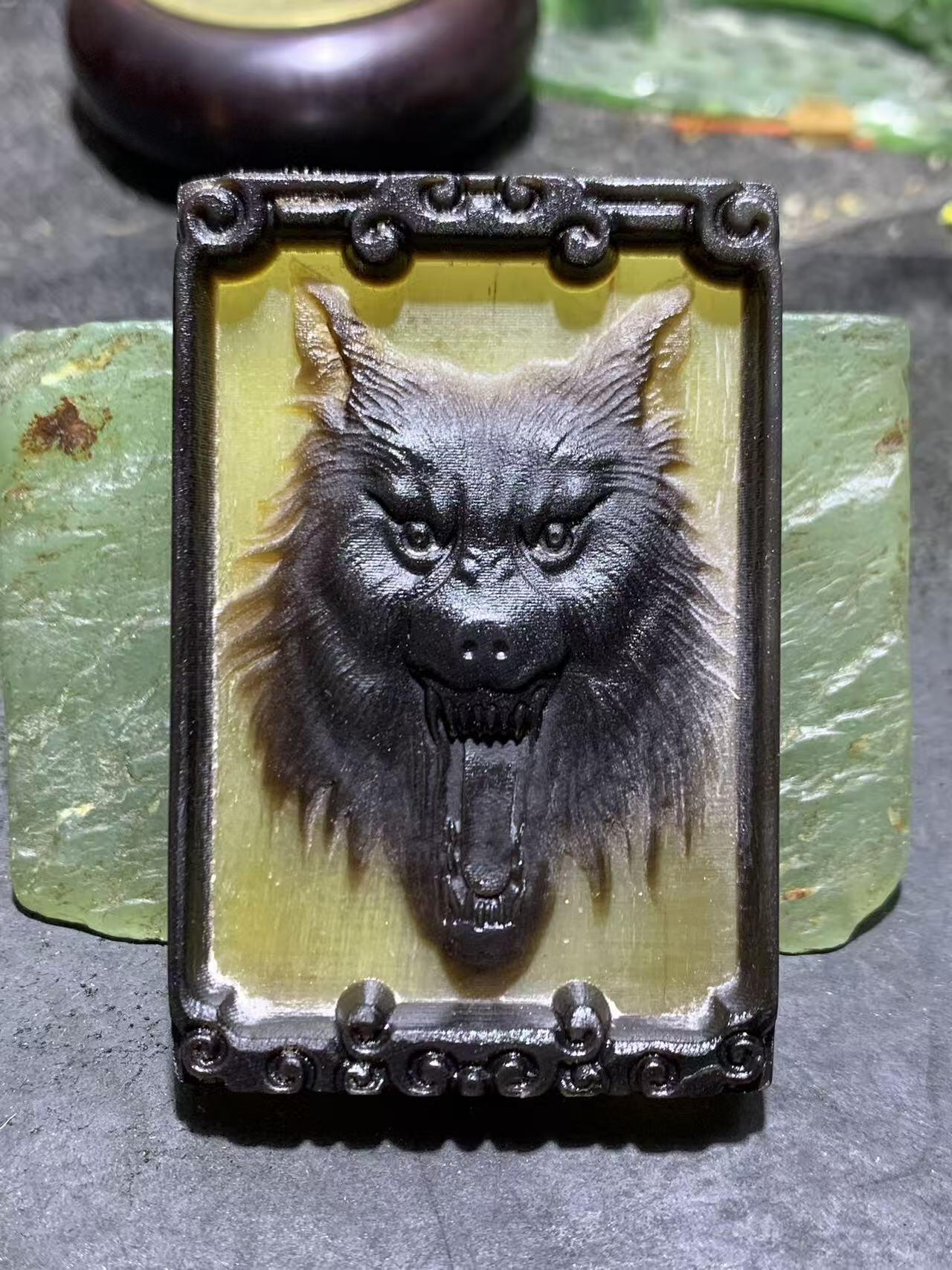 精美羊角雕刻狼王牌子一个！