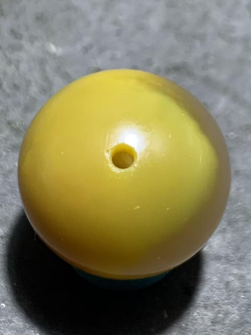 精美蒙料鸡油黄冻料战国红玛瑙圆珠一个，