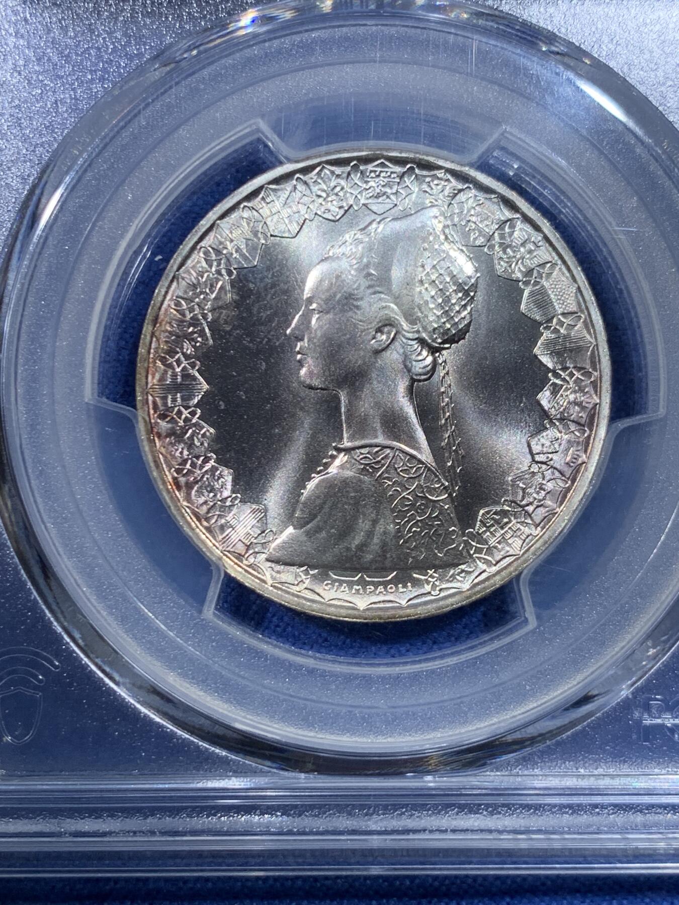 《竞宝斋》第432场 周日，周一 2场连拍 （全场包邮） PCGS MS67 亚军分 意大利1983年帆船少女500里拉银币，经典品种，特年，普制版中书价最高的年份之一，铸量不到77000枚，60分书价已高达105美元。淡彩包浆，银光不错，更高仅3枚68