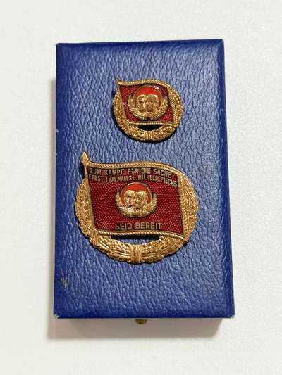 韵星假日精品2025秋季军品类拍卖会-- Rimey Holidays Boutique 2025 Autumn Militaria Sale - 民主德国铜级恩格斯台尔曼社会主义先锋奖章带盒略一套