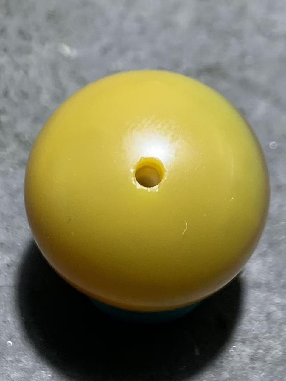 精美蒙料鸡油黄冻料战国红玛瑙圆珠一个，