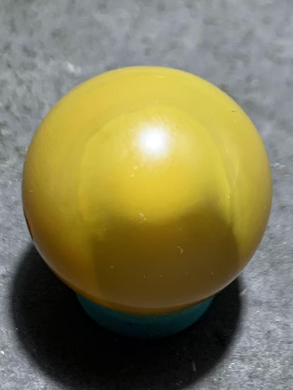 精美蒙料鸡油黄冻料战国红玛瑙圆珠一个，