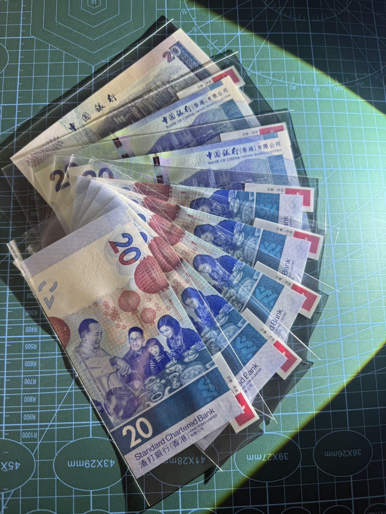 【炜奕收藏】，第四十九期，多套加拿大纸币、港澳靓号 香港中银&渣打银行20元共8张，UNC品相，号码均无347，包含3张倒置号