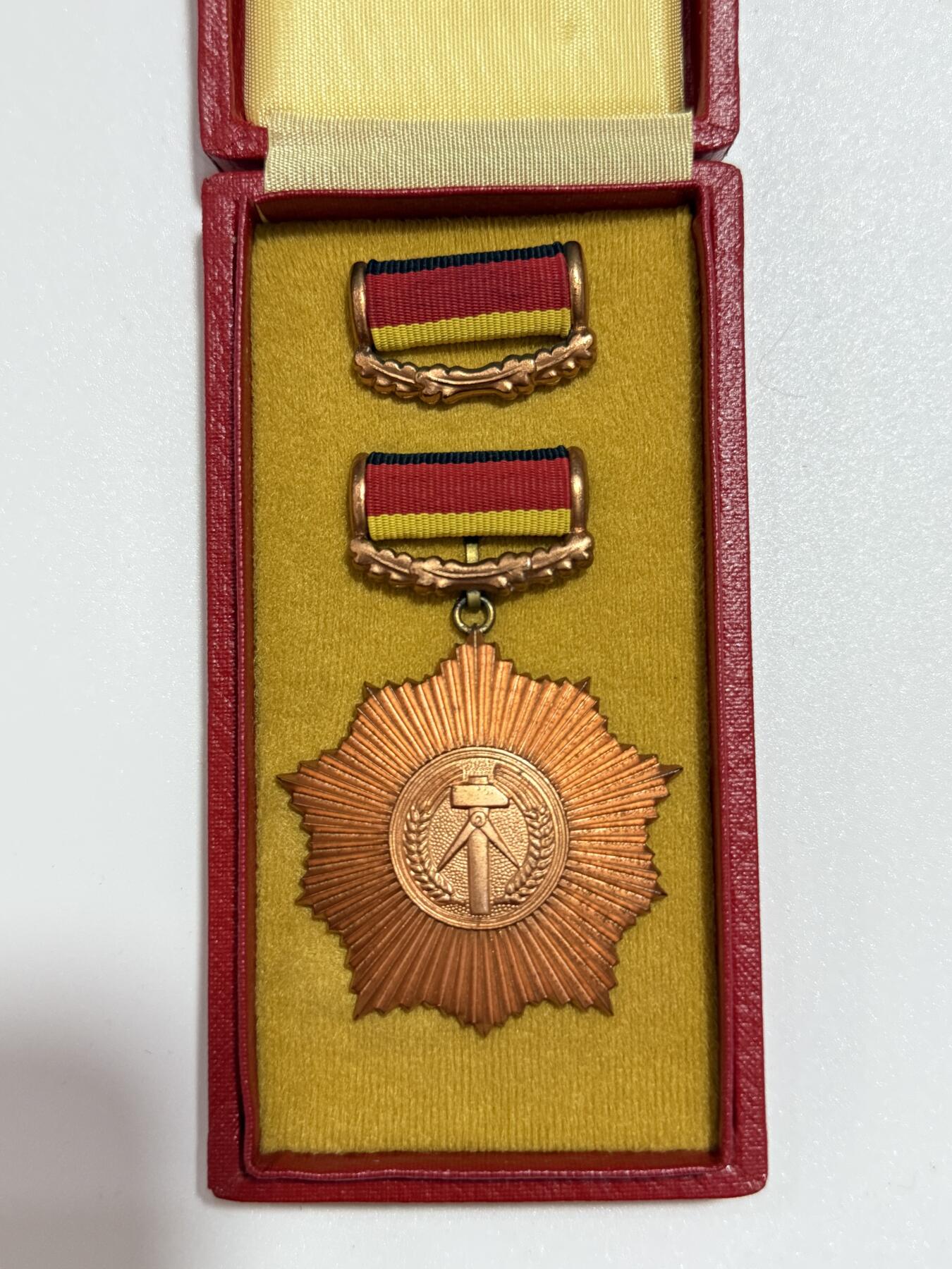 韵星假日精品2025秋季军品类拍卖会-- Rimey Holidays Boutique 2025 Autumn Militaria Sale  民主德国铜级祖国功勋勋章带原盒略