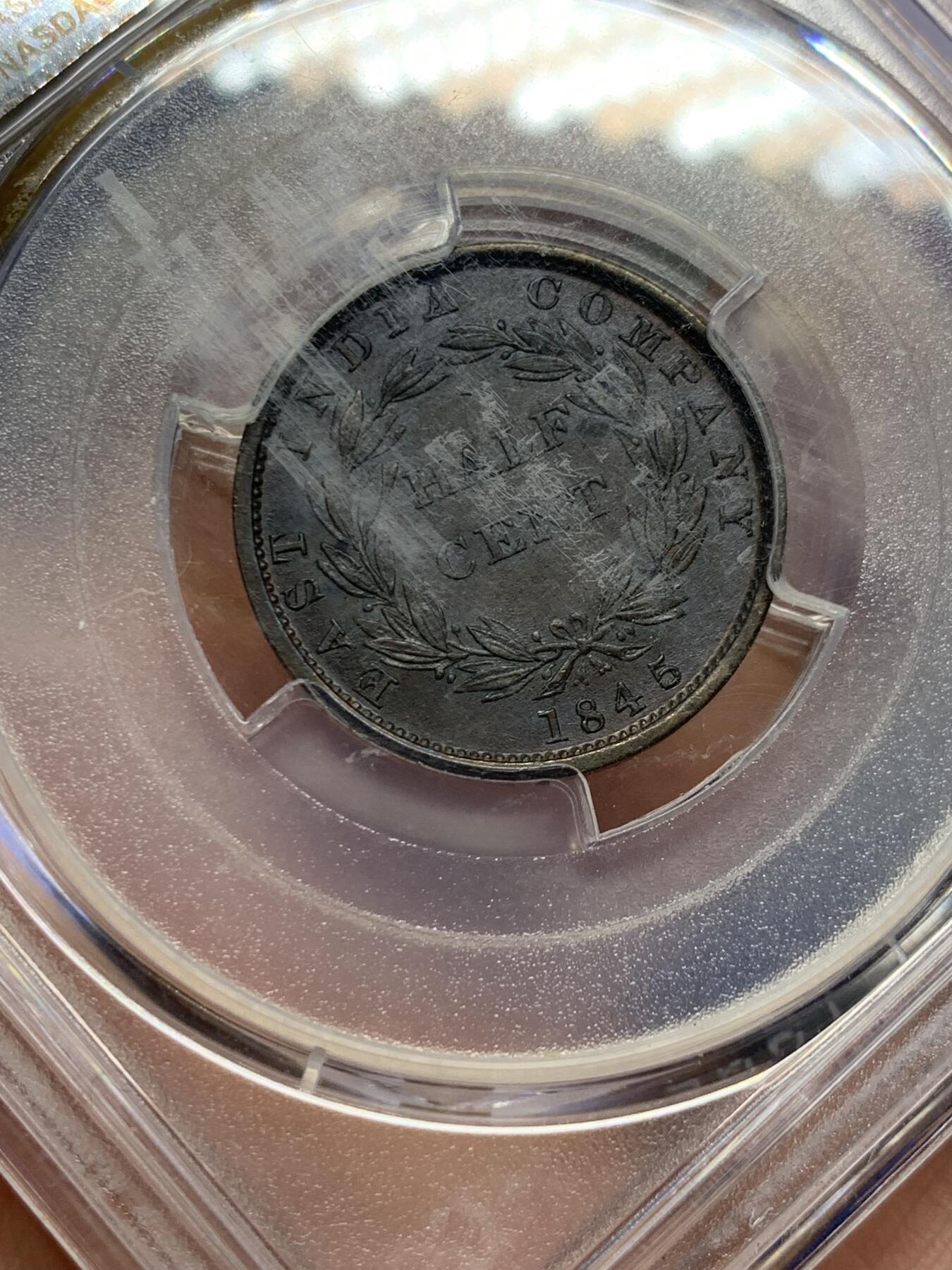 《竞宝斋》第432场 周日，周一 2场连拍 （全场包邮） PCGS MS63BN 英属海峡1845年小维1/2分铜币，首年份，个人最喜欢的一款女王年轻头像。首年好品非常稀少，外拍大热品种，SBP拍卖N盒同分早在19年就以480美元成交。背面右上角小磕，细节见图。